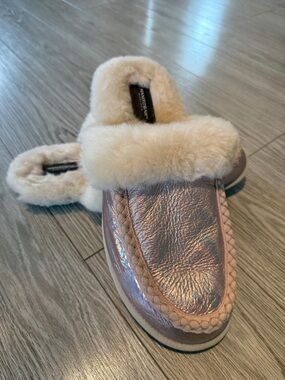 Manitobah Mukluks Pink Metallic Slide Slippers